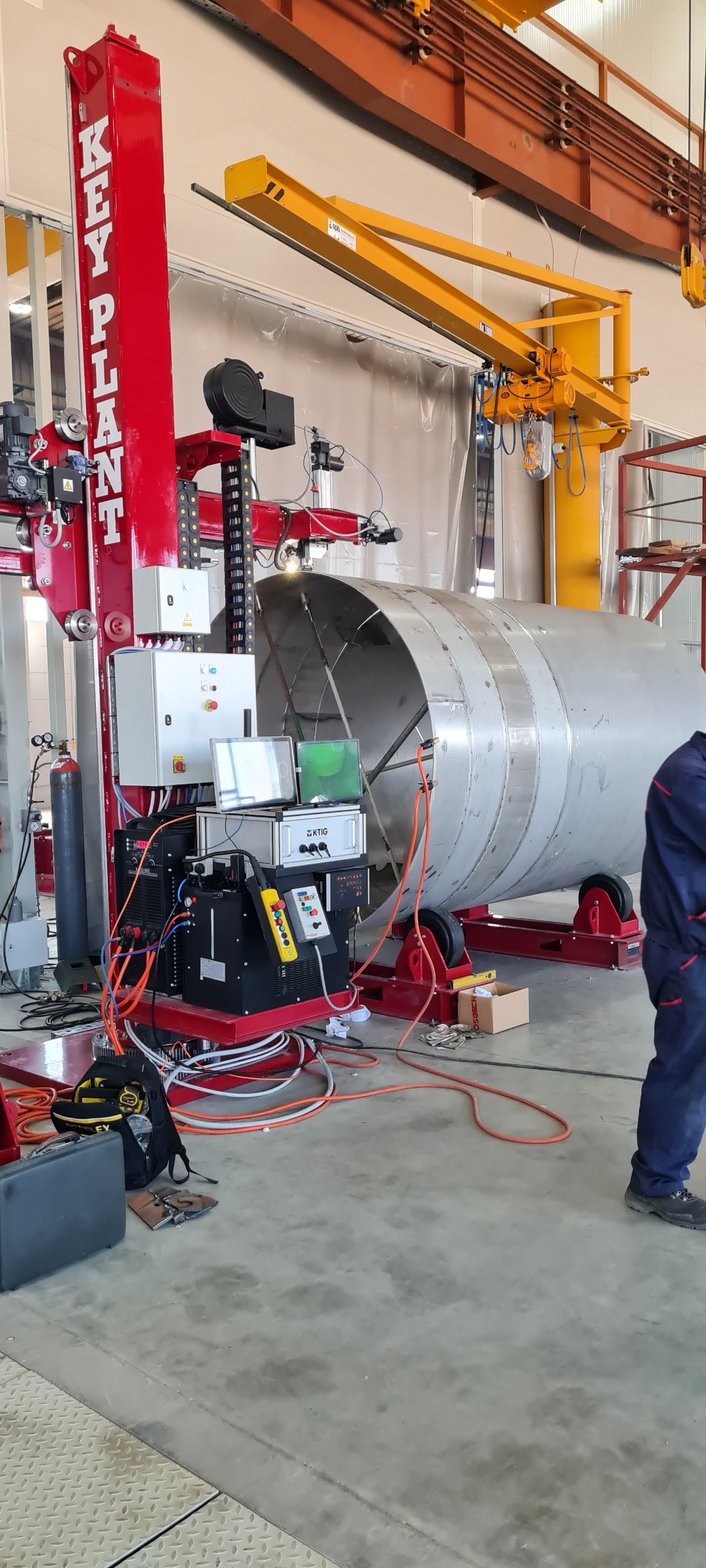 Welding and assembly equipment at the CTT-CRYO TRANS TECH factory